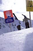 Zwei Skifahrer im ungesicherten Pistenbereich, Kühtai, Tirol, Österreich