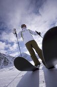 Junger Skifahrer hebt die Arme in die Höhe, Kühtai, Tirol, Österreich