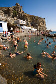 Leute baden in der Embros Therme, bei Kos-Stadt, Kos, Griechenland