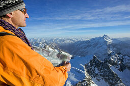 Mann studiert Karte und Panorama, Titlis, Urner Alpen, Zentralschweiz, Schweiz, MR