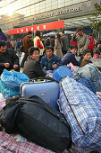 Shanghai Railway Station,Passagiere warten, zwischen Koffer und Gepaeck, Passengers waiting, Gepäck, Bahnhofsvorplatz