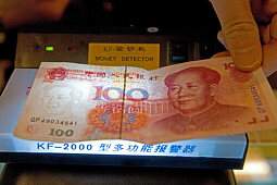Yuan Geldschein,Yuan, Renminbi (RMB) means "The People's Currency", bank note, portrait of Mao Tse Tung, Mao ist noch auf jedem Geldschein der Volksrepublik, Konterfei des Diktators, Kommunismus, Wasserzeichen, Echtheitsprüfung, fake, Fälschung, Prüfen de
