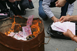 Longhua Temple,Longhua Temple and pagoda, oldest and largest buddhist temple in Shanghai, Totengeld, burning spirit money