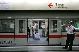 Metro Shanghai,mass transportation system, subway, U-Bahn, modernes Verkehrsnetz, public transport, underground station, Bahnhof, Guard, commuters, Pendler