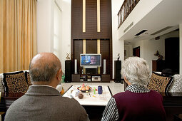old couple in modern villa,old couple with big TV screen, living room, luxury apartment, western Shanghai, interieur, private house, interior, Innenarchitektur, Neubaussiedlung, new suburb