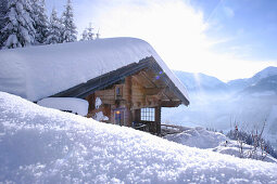 Skihütte, Ferienhütte im Schnee, Nieding, Brixen im Thale, Alpen, Tirol, Österreich