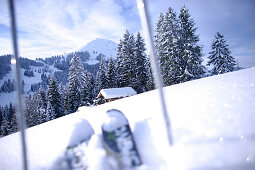 Skifahrer vor Hütte, Brixen im Thale, Tirol, Österreich