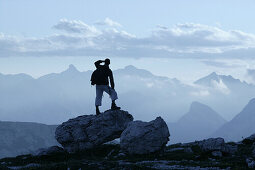 Wanderer geniesst Aussicht, Cristallo Gruppe, Dolomiten, Italien