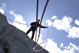 Bergführer Christoph wirft Seil, Hallstätter Gletscher am Dachstein, Österreich