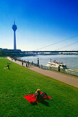 Rheinufer mit Rheinturm und Rheinkniebrücke, Düsseldorf, Nordrhein-Westfalen, Deutschland