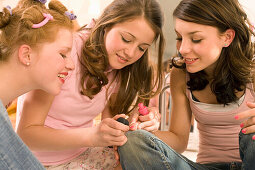 Weibliche Teenager (14-16) lakieren sich die Fingernägel