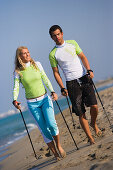 Paar am Strand, Nordic Walking, Apulien, Italien