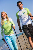 Paar am Strand, Nordic Walking, Apulien, Italien