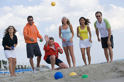 Gruppe Erwachsener spielen Boccia am Strand, Apulien, Italien
