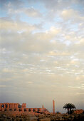 Blick auf den Karnak Tempel unter wolkenverhangenem Himmel, Luxor, Ägypten