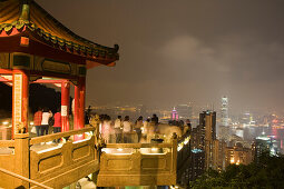 Aussichtsplattform und Hong Kong Skyline bei Nacht, Blick von Victoria Park, Hong Kong