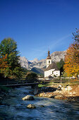 Ramsauer Kirche im Herbst mit Blick auf Reiteralm, Berchtesgadener Alpen, Oberbayern, Bayern, Deutschland