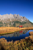 Zwei Wanderer am See auf dem Hochkeil mit Bratschenkopf, Manndlwand, Hochköniggruppe, Berchtesgadener Alpen, Salzburg, Österreich