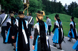 Frauen in Tracht, Wallfahrt nach Maria Eck, Siegsdorf, Chiemgau, Oberbayern, Bayern, Deutschland