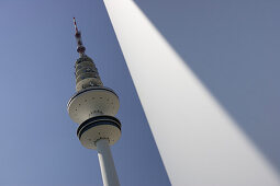 Der Hamburger Fernsehturm liegt am Messegelände und ist eines der Wahrzeichen der Stadt, Heinrich-Hertz-Turm, 1968 gebaut, 279,2m hoch, bei der Hamburg-Messe, Hamburg