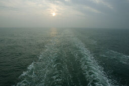 Sonnenaufgang über dem Ärmelkanal, Kielwasser des Kreuzfahrtschiffs MS Delphin Renaissance