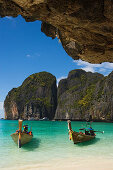 Zwei Boote in der Mayabucht, Ko Phi-Phi Leh, Ko Phi-Phi Islands, Krabi, Thailand (nach dem Tsunami)