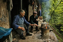 Zwei Händler am Rand des Pilgerwegs, Emei Shan, Provinz Sichuan, China, Asien