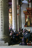 Große Halle, Nanyue Miao Heng Shan Süd,Andacht, Wächterfiguren blicken über betende Pilger, taoistische Hengshan Süd, Provinz Hunan, China, Asien