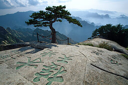Südgipfel des Hua Shan, Chinesisches Schriftzeichen im Stein "Wasser und Himmel mögen verfließen" Daoist Berg, Huashan, Provinz Shanxi, China