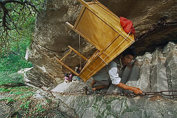 porter, porters carry furniture, building material on his back up steep mountain steps, Taoist mountain, Hua Shan, Shaanxi province, Taoist mountain, China, Asia