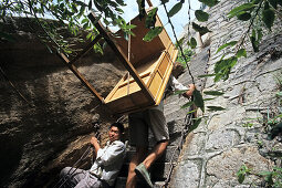 Träger trägt einen Schreibtisch steile Steinstufen hinauf, Hua Shan, Provinz Shaanxi, China, Asien