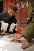 Kloster Cui Yun Gong, Südgipfel, Hua Shan,Abt des Kloster Cui Yun Gong spielt chinesisches Schach, Südgipfel, Huashan, Provinz Shaanxi, China, Asien