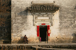 Geöffnetes Tor mit Neujahrsdekoration, Blick in einen Innenhof, Hongcun, Huangshan, China, Asien