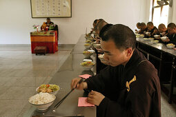 Buddhist College, Ganlu Tempel,Auch das letzte Reiskorn wird gegessen, Mönch, Speisesaal des Buddhist College, Ganlu Tempel, Jiuhua Shan Berge, Provinz Anhui, China, Asien