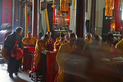 pilgrim and monksTemple of Longevity, Monastery, Jiuhuashan, Mount Jiuhua, mountain of nine flowers, Jiuhua Shan, Anhui province, China, Asia