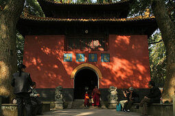 Menschen vor dem roten Tor des Fayu Klosters, Klosterinsel Putuo Shan, Provinz Zhejiang, China, Asien