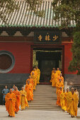 Shaolin Kloster, Song Shan,buddhistischere Shaolin Mönche proben vor dem Haupteingang des Shaolin Klosters einen Auftritt zu Buddhas Geburtstag, Generalprobe, daoistisch-buddhistisch, Berg, Song Shan, Provinz Henan, China, Asien