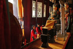 Zhongyue Kloster, Song Shan,Taoistische Mönche im Zhongyue Kloster, im ShaolinTal, daoistisch-buddhistischer Berg, Song Shan, Provinz Henan, China, Asien