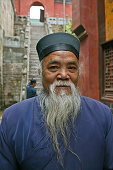 Alter taoistischer Mönch in der Gasse der Mönchsstadt Wudang Shan, daoistischer Berg in der Provinz Hubei, Gipfel 1613 Meter, Geburtsort des Taichi, China, Asien, UNESCO Weltkulturerbe