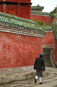 Palast der Purpurwolke, Wudang Shan,Mönch, Kloster Palast der Purpurwolke, Zi Xiao Gong, auf halbem Weg zum Gipfel des Wudang Shan, rote Mauern, Farbe Rot, daoistischer Berg in der Provinz Hubei, Geburtsort des Taichi, China, Asien, UNESCO Weltkulturerbe