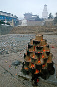 Feuer mit Kohlebriketts für das Chinesisches Neujahrsfest, Weiße Pagode, Taihuai, Wutai Shan, Provinz Shanxi, China, Asien
