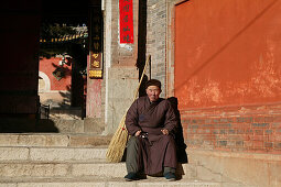 old monk, Luohou monastery, Taihuai, Wutai Shan, Five Terrace Mountain, Buddhist Centre, town of Taihuai, Shanxi province, China, Asia