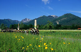 Procession of women wearing dirndl dresses and men in traditional dress, pilgrimage to Raiten, Schleching, Chiemgau, Upper Bavaria, Bavaria, Germany