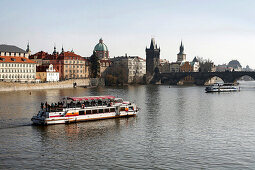Kreuzfahrt an der Moldau Fluss, Vltava Fluss, Karlsbrücke, Prag, Tschechien