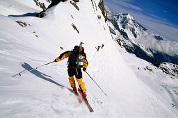 Ein Skifahrer bei der Abfahrt nach einer Skitour, Stubai, Tirol, Österreich