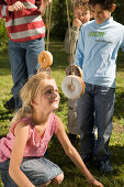 Kinder spielen Donutschnappen, Kindergeburtstag