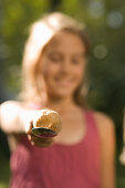 Mädchen hält einen Löffel mit einem Ei, Kindergeburtstag