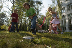 Kinder spielen Topfschlagen, Kindergeburtstag