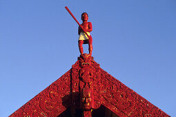 Ein Maori Gemeinschaftshaus mit Holzschnitzereien, Te Takinga Marae, in der Nähe von Rotorua, Nordinsel, Neuseeland