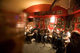 Irische Musik in der Dungeon Bar, Kinnitty, County Offaly, Irland